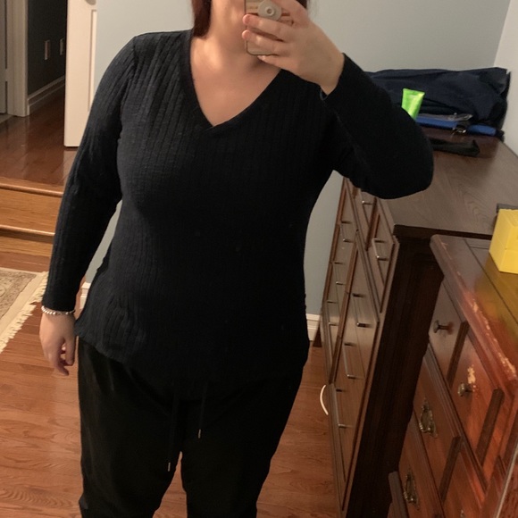 Long sleeve v neck - Picture 2 of 2